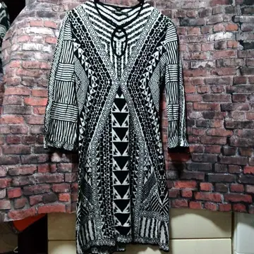 Desigual 블랙과 화이트의 기하학 패턴 L 사이즈