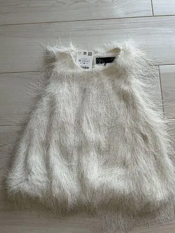 ZARA 화이트 퍼 슬리브리스 상의 M 사이즈