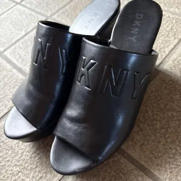 DKNY 블랙 가죽 오픈토 샌들
