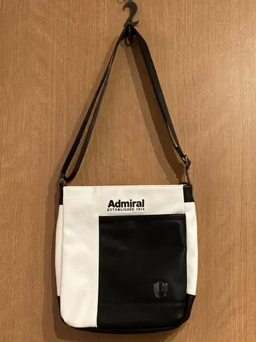 LEXUS와 Admiral의 콜라보 숄더백 화이트 블랙