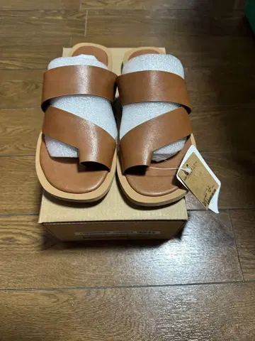 새상품 카멜 크로스 스트랩 샌들