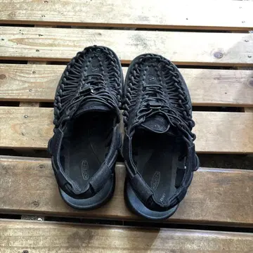 KEEN UNEEK 샌들
