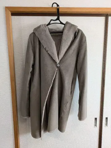 그레이 무스탕 스타일 코트 (후드 포함)
