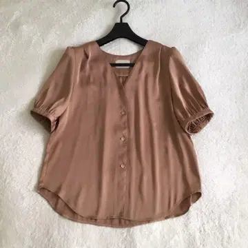유나이티드 애로우즈 메탈 버튼 V넥 퍼프 슬리브 블라우스 38