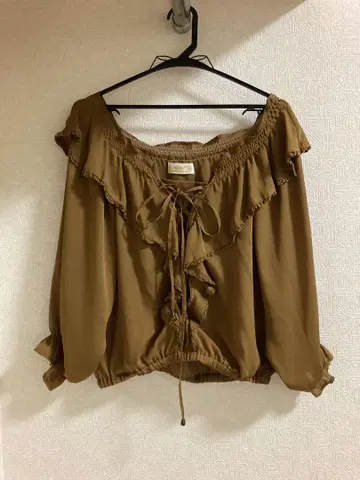 w closet 더블 클로젯 프릴 오프숄더풍 숏 기장 블라우스