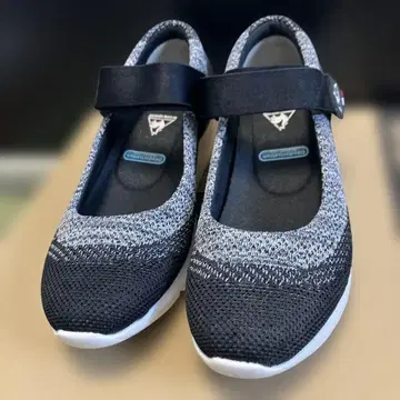 미사용 르꼬끄 스포르티브 경량 슬립온 23.5cm