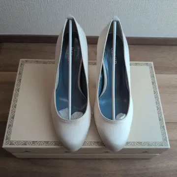 [새상품] BENIR 화이트 하이힐 23.5cm