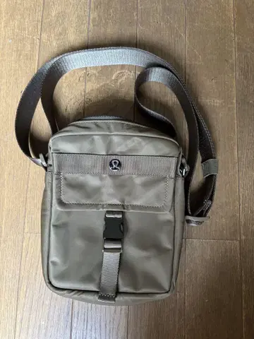 lululemon 숄더백 카키