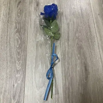 Ado 희극 내장자 혜택 푸른 장미
