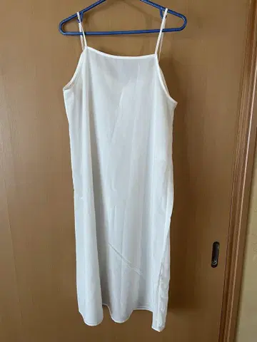 화이트 캐미 원피스와 블랙 가디건 세트