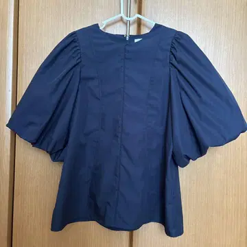 Te chichi 네이비 퍼프 슬리브 셔츠