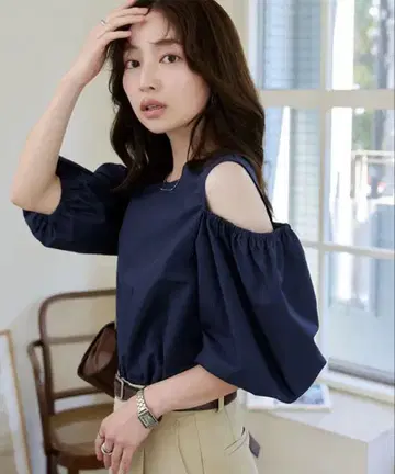 완판 미사용 새상품 고베 레터스 오픈 숄더 블라우스