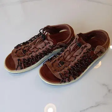 새상품급 KEEN 브라운 뜨개 샌들