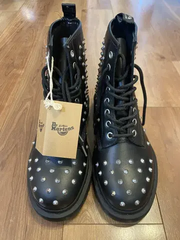 Dr. Martens 스터드 블랙 하이컷 부츠