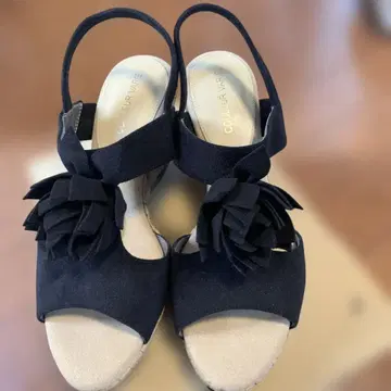 COULEUR VARIE 블랙 플라워 샌들