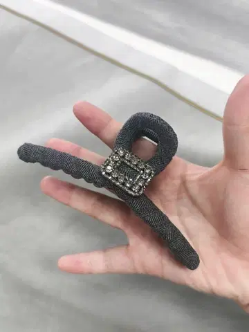 그레이 패브릭 소재 헤어핀 스톤 장식