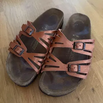 BIRKENSTOCK 브론즈 스트랩 샌들