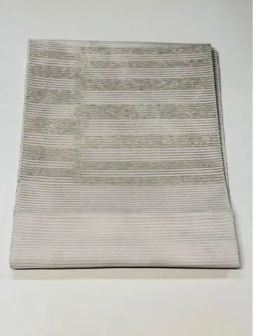 여름 나고야 오비, 옅은 베이지색과 흰색 스트라이프