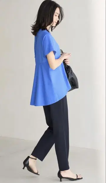 UNFILO 파란색 플레어 실루엣 반팔 상의 온워드
