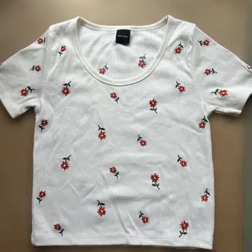 MOUSSY 꽃무늬 자수 반팔 티셔츠