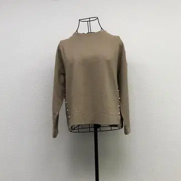 [현품 한정] 심플하고 귀여운 쿠미쿄쿠 베이지 장식 버튼 상의