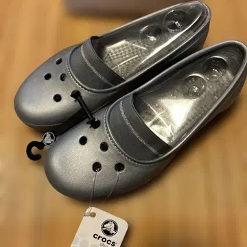 crocs 실버 그레이 플랫 샌들