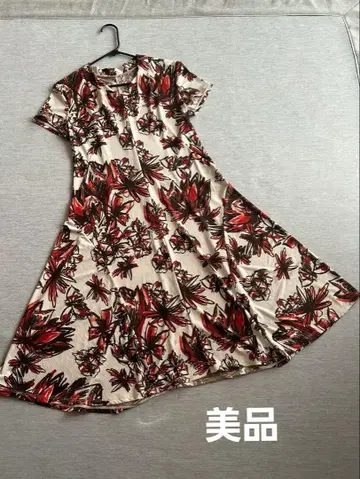 히로코비스 빨간색과 블랙 꽃무늬 반팔 무릎 기장 원피스