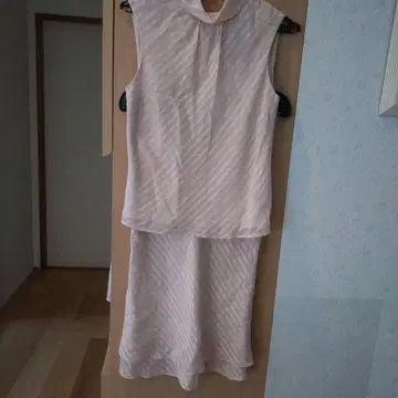 연한 핑크 슬리브리스 무릎 기장 원피스