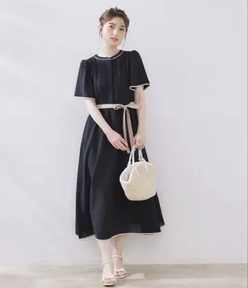 쿠튀르 브로치 턱 플리츠 배색 원피스