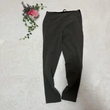 DESCENTE 데상트 올리브 그린 나일론 스트레치 팬츠