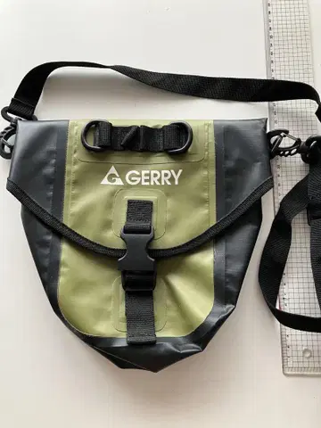 GERRY 방수 숄더백 올리브 그린
