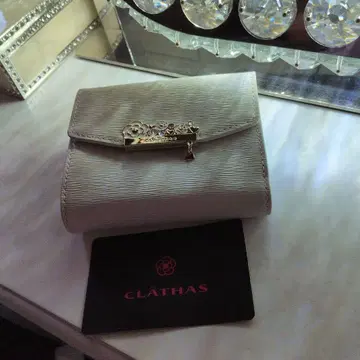 미사용 새상품 CLATHAS 꽃 모티브 접이식 지갑 화이트