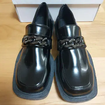 통굽 체인 포인트 로퍼 슈즈