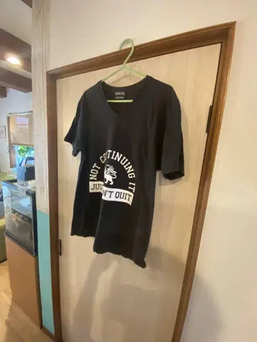 DOARAT 블랙 V넥 셔츠
