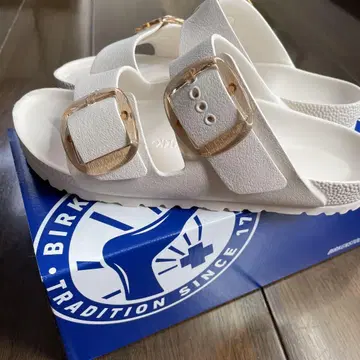 BIRKENSTOCK 화이트 버클 샌들