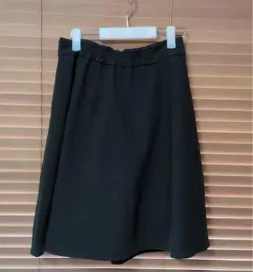 짙은 녹색 플레어 스커트