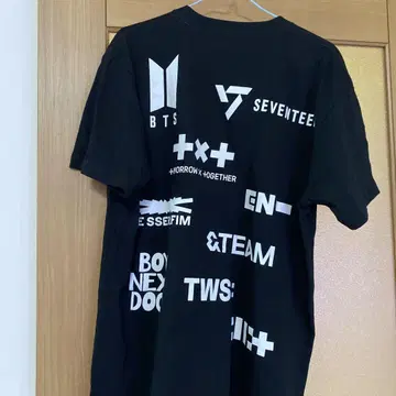 HYBE JAPAN 로고 티셔츠 블랙