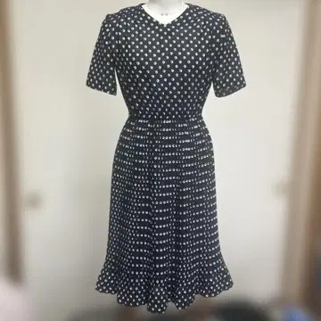 네이비 컬러와 화이트 컬러 도트 무늬 반팔 무릎 아래 원피스 M 사이즈