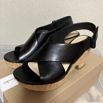 Clarks 블랙 가죽 웨지 샌들