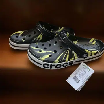 crocs 블랙 & 옐로우 컬러 마블 클로그 샌들