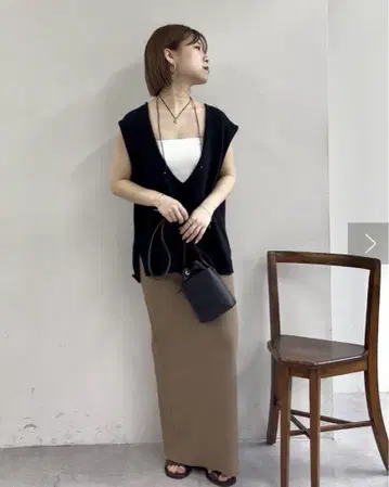 갈리아르다갈란테 깊은 V넥 니트 블랙