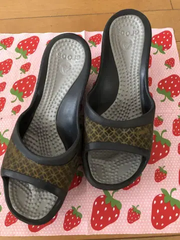 Crocs 크로스 스트랩 샌들