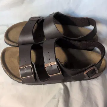 BIRKENSTOCK 브라운 스트랩 샌들