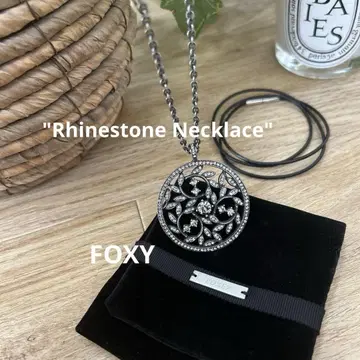 FOXEY 폭시 큐빅 롱 목걸이, 원형 리프 모티브
