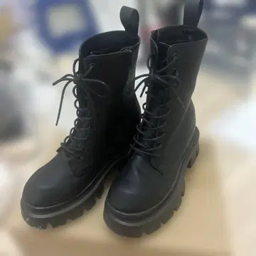 에모다 블랙 레이스업 통굽 부츠