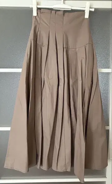 Mela Owen 베이지 플리츠 스커트