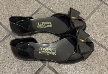 FERRAGAMO 블랙 리본 샌들