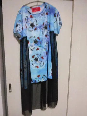 파란색과 블랙 꽃무늬 반팔 원피스