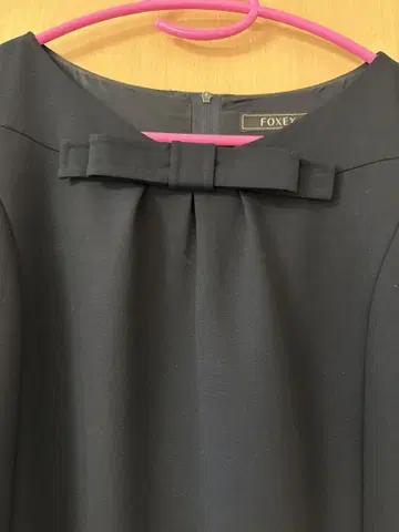 FOXEY 네이비 슬리브리스 무릎 기장 원피스