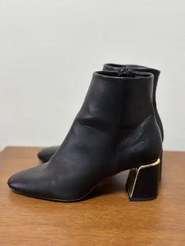 ZARA 인조 가죽 스틸레토 부티 블랙